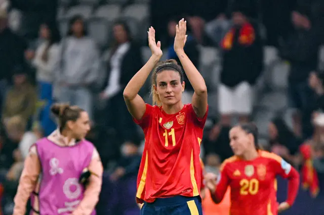 Alexia Putellas applauding fans
