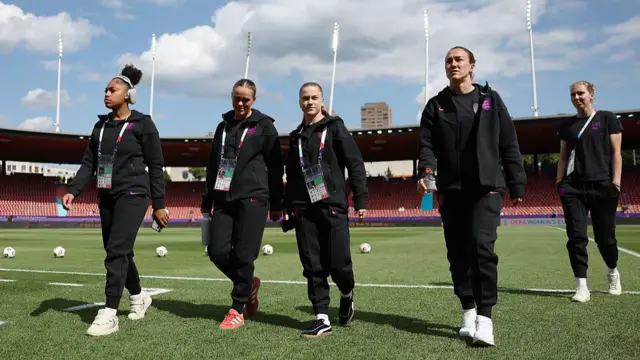 Khiara Keating, Grace Clinton, Jessica Park, Lucy Bronze and Anna Moorhouse of England inspect the pitch prior to the UEFA Women's EURO 2025 Group D match between England and Netherlands at Stadion Letzigrund