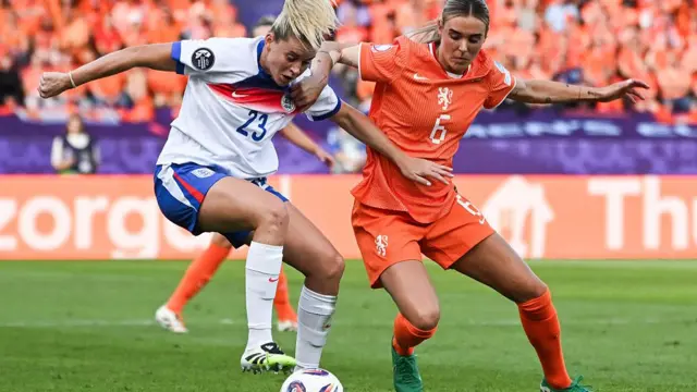 England's forward #23 Alessia Russo and Netherlands' midfielder #06 Jill Roord fight for the ball