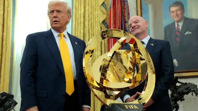 Le président américain Donald Trump parlera avec le président de la Fédération International Football Association (FIFA) Gianni Infantino après avoir annoncé le trophée de la Coupe du monde du monde 2025 au bureau ovale de la Maison Blanche