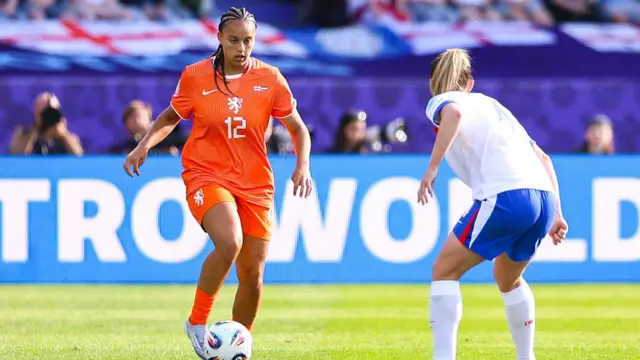Chasity Grant of the Netherlands and Keira Walsh of England