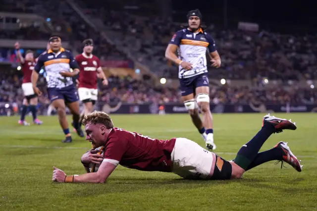 Ollie Chessum scoring Lions try
