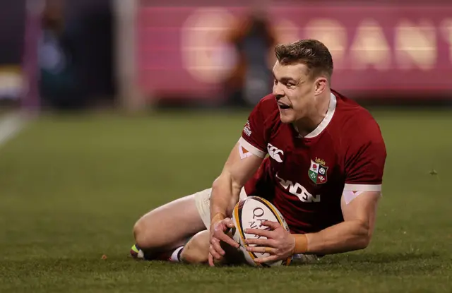 Gary Ringrose scoring a try
