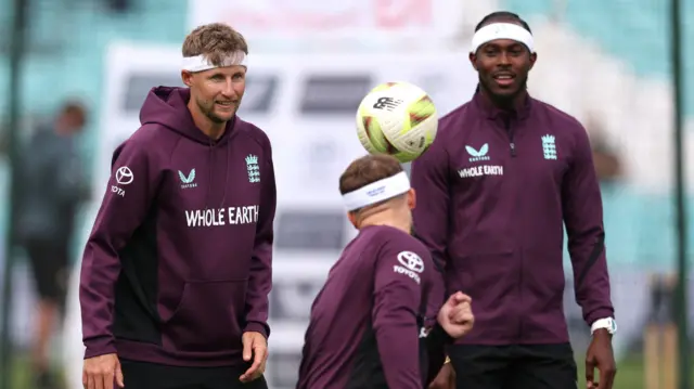 Joe Root and Jofra Archer in Graham Thorpe headbands