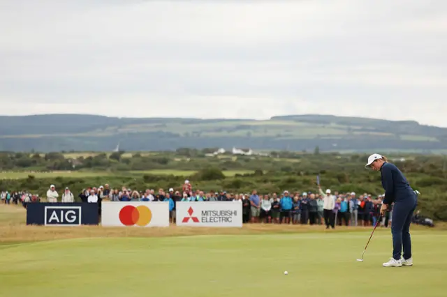 Lottie Woad putts