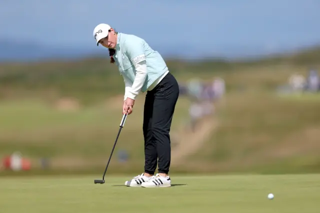 Darcey Harry putts