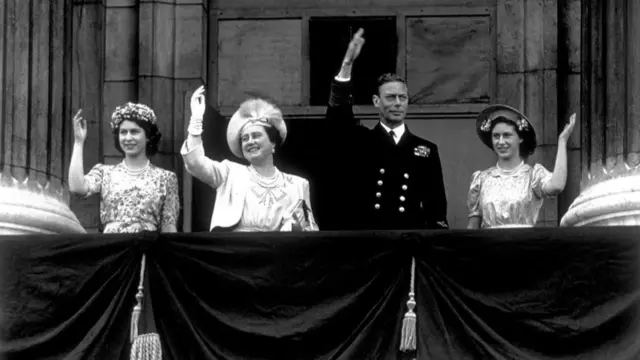 The Royal Family wave on the balcony of Buckingham Palace
