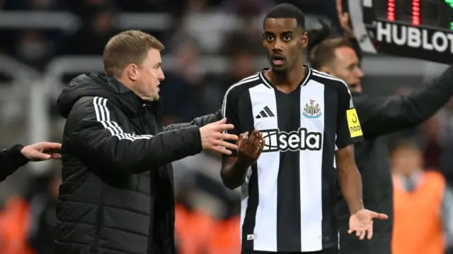 Eddie Howe, Manager of Newcastle United, gives Alexander Isak instructions
