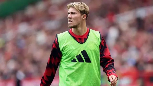 Rasmus Hojlund of Manchester United warms up