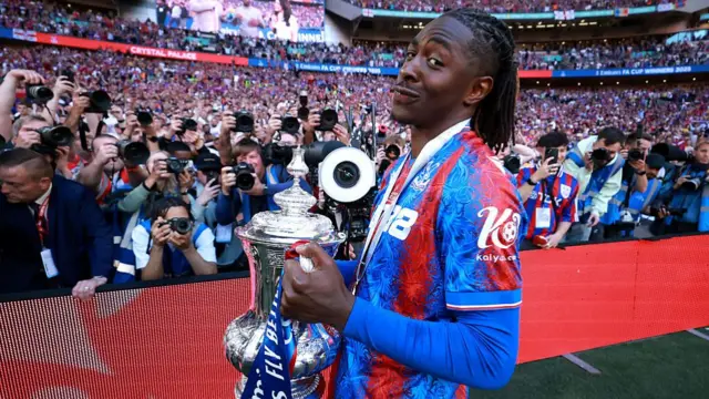 Eberechi Eze of Crystal Palace celebrates with the FA Cup trophy