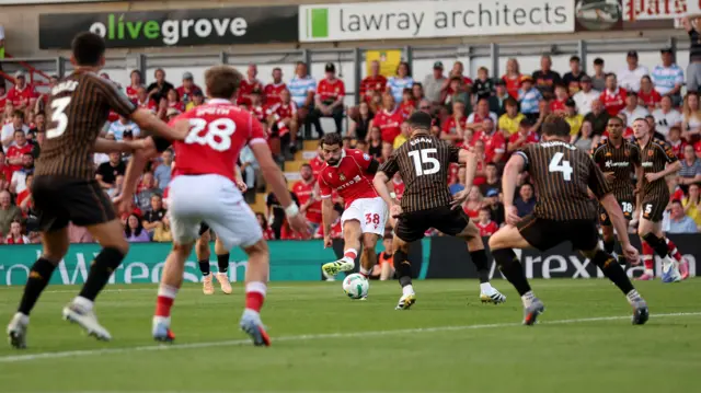 Elliot Lee scores for Wrexham