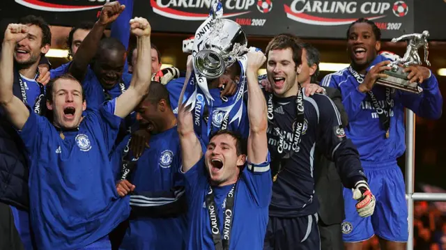 Frank Lampard lifts the League Cup in 2007