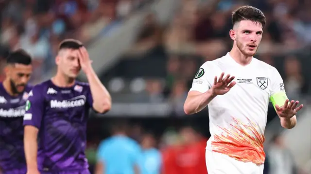 Declan Rice shushing crowed