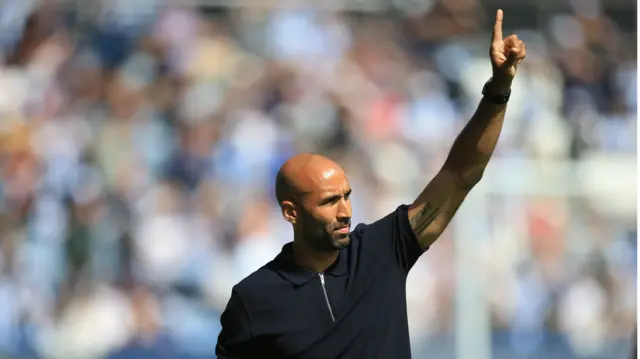 Lee Grant makes a No1 gesture with his hand