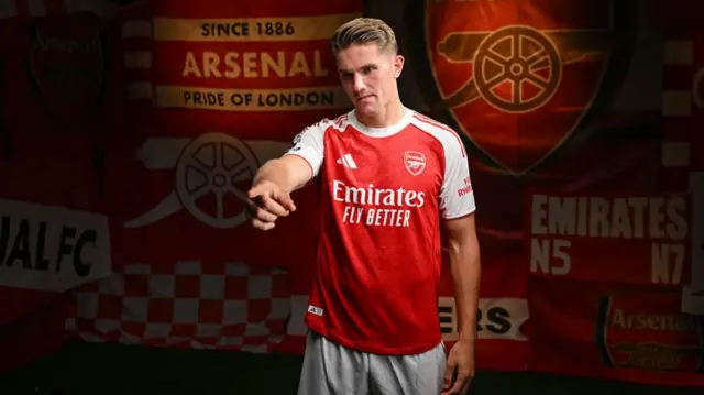 Gyokeres in an Arsenal shirt