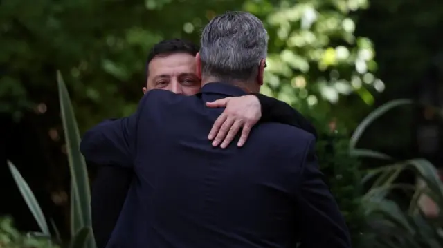 Zelensky hugs Starmer.