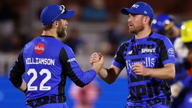 Williamson and Dawson shake hands in celebration after beating Trent Rockets