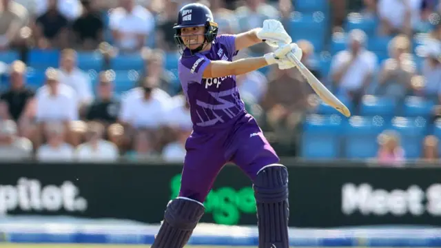 Alice Davidson-Richards bats