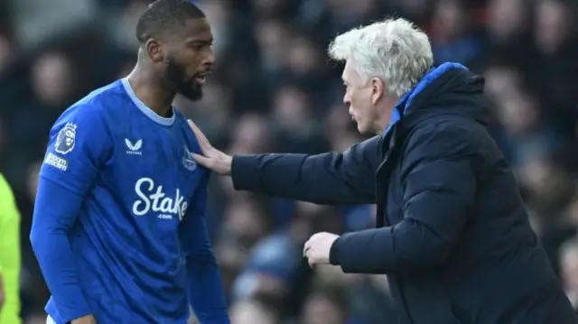 David Moyes talking to Beto during a game