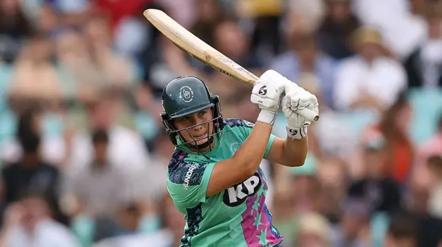 Alice Capsey of Oval Invincibles bats
