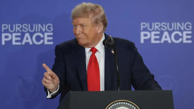 Trump chỉ tay khi nói