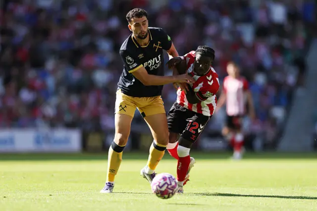Max Kilman of West Ham United battles for possession with Eliezer Mayenda