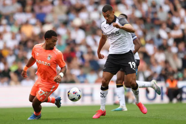 Derby County's Kayden Jackson (right) and Coventry City's Milan van Ewijk battle for the ball