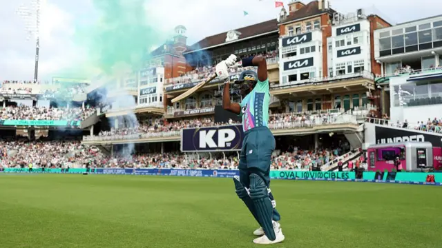 Tawanda Muyeye of Oval Invincibles walks out to bat