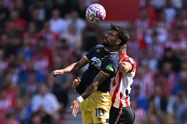 Lucas Paqueta (L) vies with Sunderland's Swiss midfielder Granit Xhaka