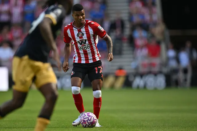 Reinildo Mandava passes the ball