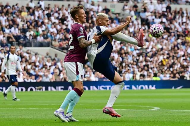 Richarlison (R) controls the ball