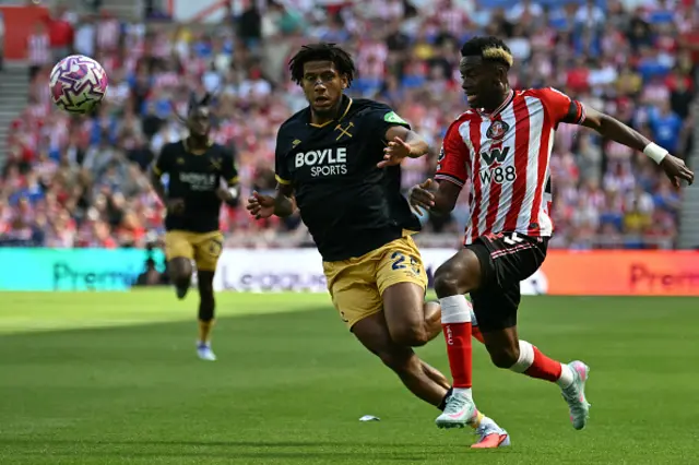 Sunderland's English Ivorian Simon Adingra (R) vies with West Ham United's French defender Jean-Clair Todibo