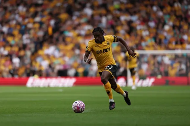 Jean-Ricner Bellegarde of Wolverhampton Wanderers runs with the ball