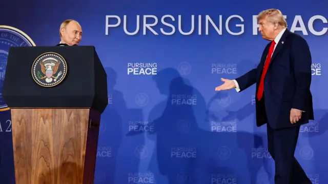 Trump bước về phía Tổng thống Nga Vladimir Putin trong một cuộc họp báo