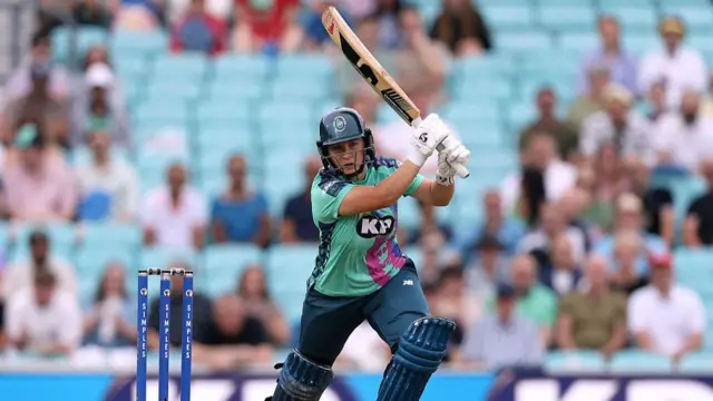 Alice Capsey of Oval Invincibles bats