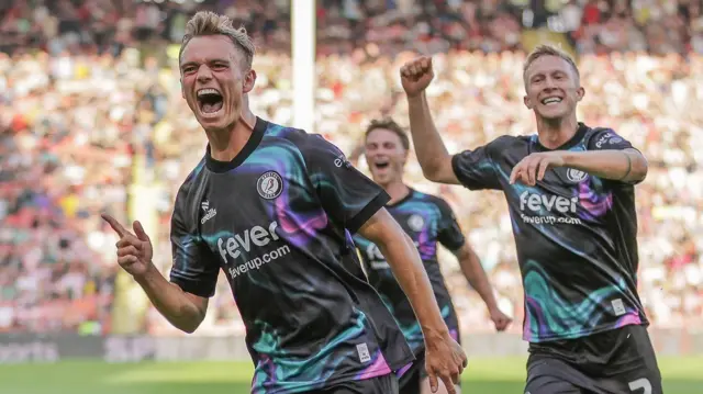 Scott Twine (L) scored twice in Bristol City's 4-1 win at Sheffield United