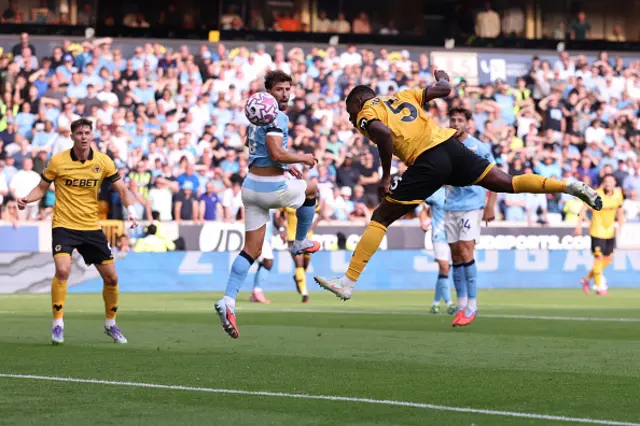 Marshall Munetsi of Wolverhampton Wanderers score