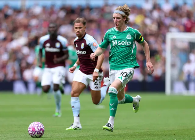 Anthony Gordon of Newcastle United runs with the ball