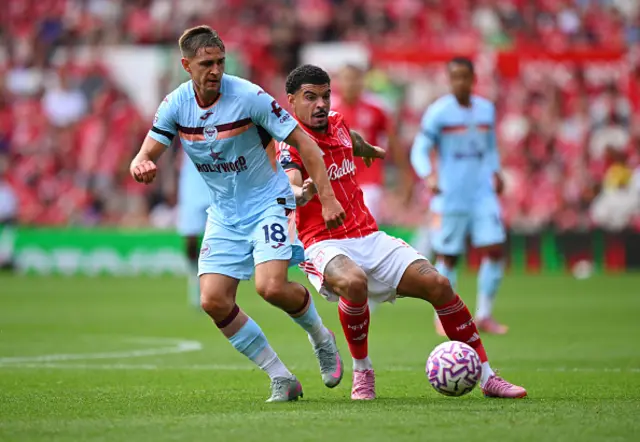 Morgan Gibbs-White of Nottingham Forest passes the ball whilst under pressure from Yehor Yarmoliuk
