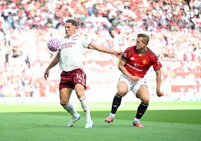 Viktor Gyoekeres of Arsenal holds off Matthijs de Ligt