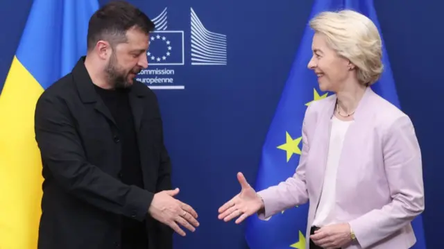 European Commission President Ursula von der Leyen (R) welcomes Ukrainian President Volodymyr Zelensky p