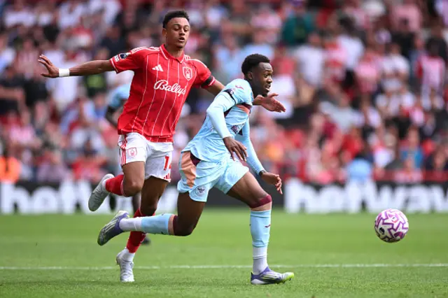 Antoni Milambo of Brentford is challenged by Dan Ndoye