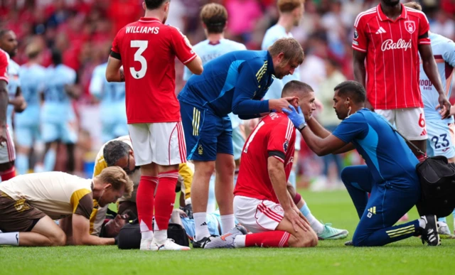 Brentford's Igor Thiago and Nottingham Forest's Nikola Milenkovic receive treatment