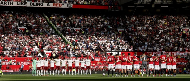 General view during a minutes silence in tribute to Diogo Jota
