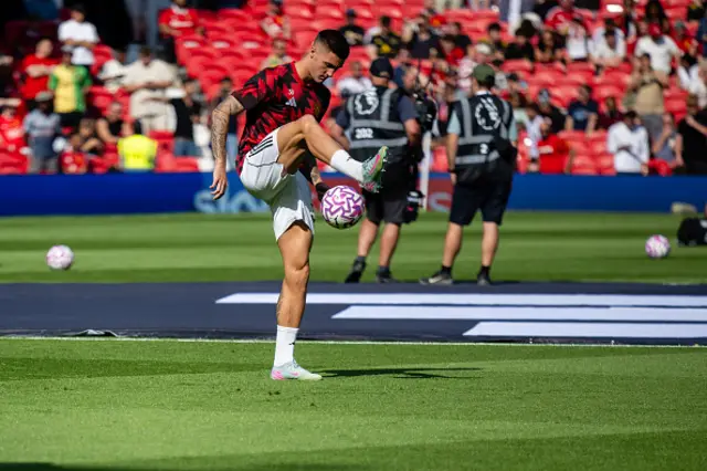Benjamin Sesko of Manchester United warms up
