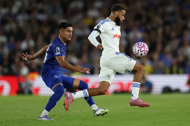 Jayden Bogle (R) vies with Everton's Argentinian midfielder #24 Charly Alcaraz