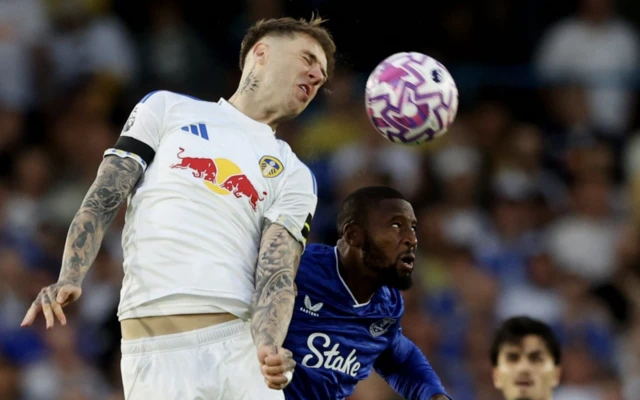 Daniel James (R) vies with Everton's Portuguese striker #09 Beto