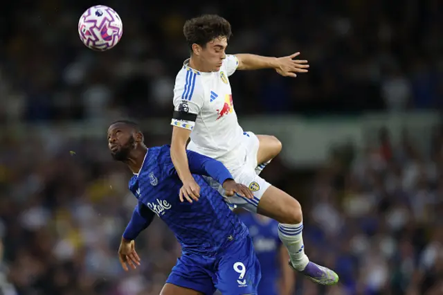 Daniel James (R) vies with Everton's Portuguese striker Beto
