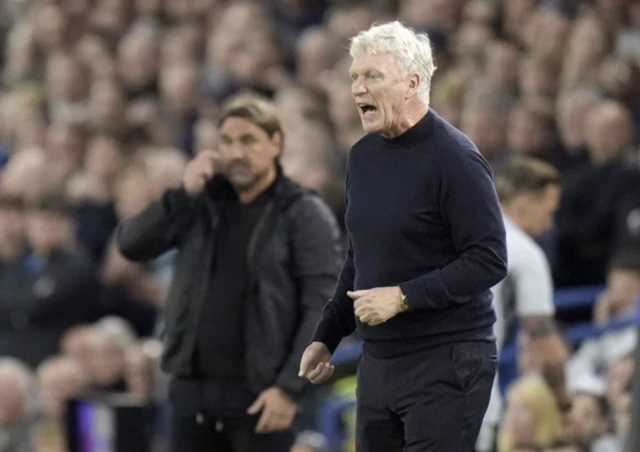 Everton manager David Moyes and Leeds United manager Daniel Farke on the touchline