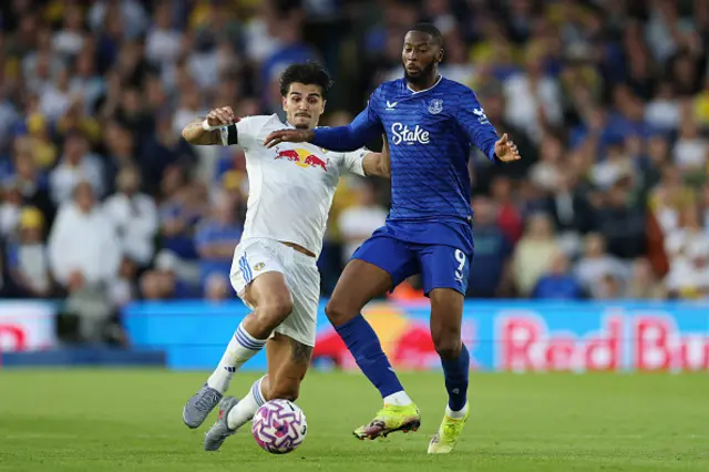 Pascal Struijk of Leeds United battles for possession with Beto